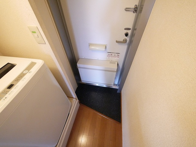 レオパレスナップロイヤルの玄関|落ち着いた玄関です