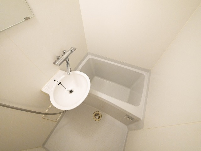 レオパレスナップロイヤルの浴室|ゆったり過ごせるお風呂です