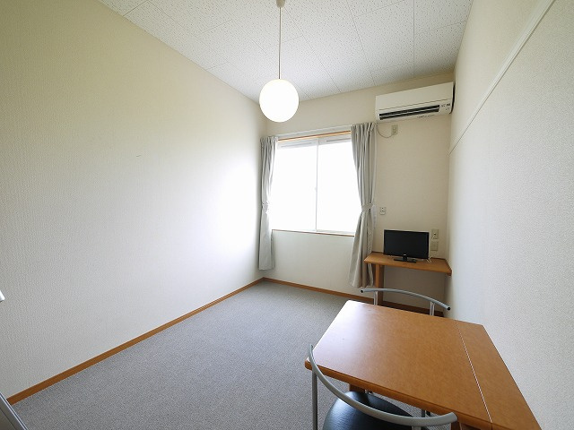 レオパレスナップロイヤルの洋室|コンパクトで使いやすい洋室です