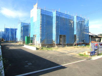 【前面道路含む現地写真】 | ブルーミングガーデン中央市東花輪　3号棟 | 前面道路含む現地写真です