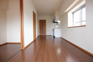 【居間・リビング】 | アヴァンティ千代 | 別号室の写真になります。現況優先。