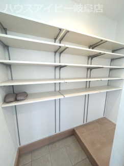 【玄関】 | 岐阜市長良新築建売全2棟！お車スペース3台可能！SIC・WICあります♪インナーバルコニー！ | 岐阜市長良新築建売全2棟！お車スペース3台可能！SIC・WICあります♪インナーバルコニー！