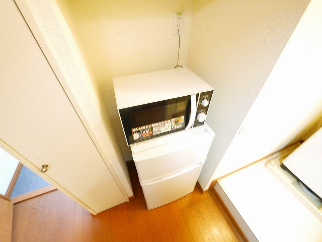 レオパレスエザーンスⅡの設備|電子レンジと冷蔵庫あり