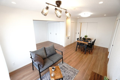 【居間・リビング】 | 【上質リノベ】クレアガーデン高須A棟 | 【約14帖LDK】
デザインリフォームされた室内は
良い雰囲気になっております。
リノベーションで付加価値をプラスし、
ただの『住まい』ではなく『癒しのある空間』
に仕上がっております♪