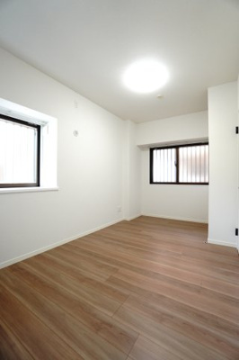 【洋室】 | 【上質リノベ】クレアガーデン高須A棟 | 【洋室約6.2帖】
心と体をゆったりと安らげる主寝室。
寝室のゆとりが大きい分だけ、
暮らしの安らぎは深まります。
一日の疲れを癒すだけでなく、
ご夫婦の親密な語らいを紡ぎ出します。