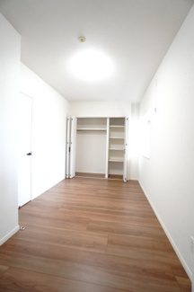 【洋室】 | 【上質リノベ】クレアガーデン高須A棟 | 【洋室約6.2帖】
どんな家具や敷物でも部屋に馴染みやすく、
コーディネートがし易そうですね。
配置も柔軟に対応できるので身の回りの整理もし易い！
自分好みの空間に出来そうですね！