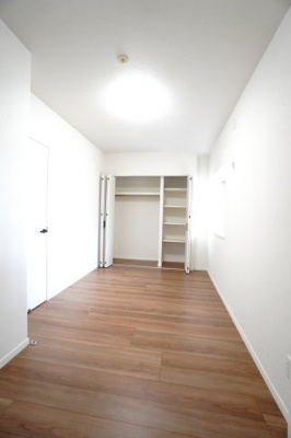 【洋室】 | 【上質リノベ】クレアガーデン高須A棟 | 【洋室約6.2帖】
どんな家具や敷物でも部屋に馴染みやすく、
コーディネートがし易そうですね。
配置も柔軟に対応できるので身の回りの整理もし易い！
自分好みの空間に出来そうですね！