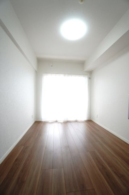 【洋室】 | 【上質リノベ】クレアガーデン高須A棟 | 【洋室約5.9帖】
居室にはクローゼットを完備。
自由度の高い家具の配置が叶うシンプルな空間です。
お子様の成長と人数と共に必要になる
子供部屋にもぴったりの間取りですね。