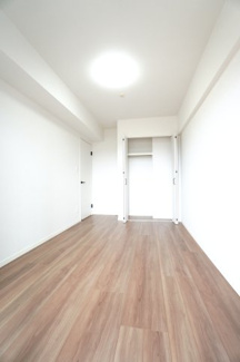 【洋室】 | 【上質リノベ】クレアガーデン高須A棟 | 【洋室約5.9帖】
こども部屋をコーディネート！このぐらいの広さがあれば、 
お子さんの好きな色やモチーフを使ったコーディネートで、
勉強もお片付けも全部楽しいお気に入りの空間にしていけそうですね！