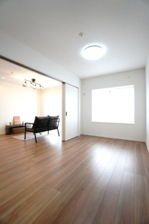 【洋室】 | 【上質リノベ】クレアガーデン高須A棟 | 【洋室約5.8帖】
在宅勤務・リモートワークの書斎や、
趣味やくつろぎのスペースとしても。
家族と一緒に楽しい時間を過ごす中にも、
一人でくつろげる時間と場所は特に良いですね。
