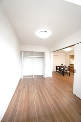 【洋室】 | 【上質リノベ】クレアガーデン高須A棟 | 【洋室約5.8帖】
将来、ライフスタイルや家族構成が変わった時等、
第2子供部屋としても活用できそうですね！
勿論、壁掛けエアコンも取付が出来ますので、
快適な居室環境で過ごせそうです！