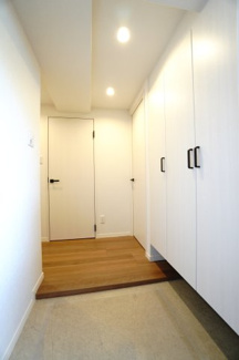 【玄関】 | 【上質リノベ】クレアガーデン高須A棟 | 【玄関ホール】
人を迎え入れる最初の場所だからこそ、
清潔感があり纏まった空間にして頂ける様に
大型フローティングシューズBOXを設置。
照明はオートライト。消し忘れや
出入りが暗くならなく済みます！