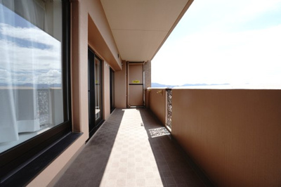 【バルコニー】 | 【上質リノベ】クレアガーデン高須A棟 | 【バルコニー】
リビング全面が接するワイドバルコニー。
前面の建物が邪魔することなくよく陽が当たり、お洗濯物もすぐ乾きそう！
この位の広さがあると、エアコン室外機を置いても十分なスペースを保てます。