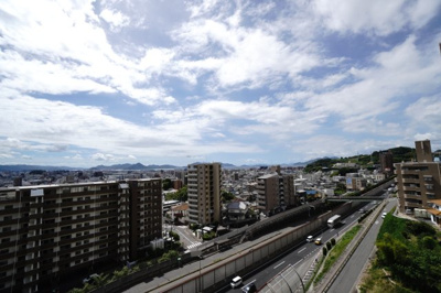 【展望】 | 【上質リノベ】クレアガーデン高須A棟 | 【四季を感じる】
四季の移ろい・爽やかな青空や風を感じられ
自然を愉しめるパノラマビュー。
毎日の暮らしに余裕を感じさせてくれる、
遮る物の無い開放的な眺望を是非、ご堪能ください。