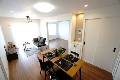 【居間・リビング】 | 【上質リノベ】クレアガーデン高須A棟 | 【約14帖LDK】
今回のリノベーションスタイルは
「ボタニカルライフ」
自然を感じられる雰囲気のインテリアがよく似合い
天然素材やグリーンを取り入れて、
ナチュラルな雰囲気が作りやすい。