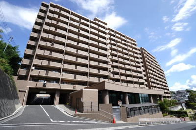 【外観】 | 【上質リノベ】クレアガーデン高須A棟 | 【耐震性】
耐震性の高さを判断するポイントは、
建築確認申請日が1981年6月1日以降の
新耐震基準に適合しているかどうか。
震度６程度の大地震でも
建物が崩壊しないレベルが基準になりました。