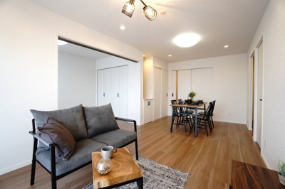 【居間・リビング】 | 【上質リノベ】クレアガーデン高須A棟 | 室内（2024年8月23日10：00頃）撮影