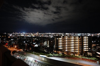【展望】 | 【Night View】
物件からの夜の景色は、隠れ夜景スポットのよう。
お仕事から疲れて帰ってきて、この夜景を楽しめるのも
この立地ならでは。
もう少し早い時間のサンセット夜景もキレイかも。