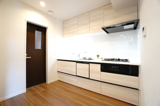 【キッチン】 | 【上質リノベ】クレアガーデン高須A棟 | 【キッチンルーム】
独立型キッチンのメリットは、人目を気にせずに調理に集中できます！
来客時に手元や調理場を見られることなく調理ができ、
隣接するリビングやダイニングまで油や煙が広がりにくくなります。