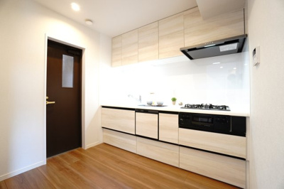 【キッチン】 | 【上質リノベ】クレアガーデン高須A棟 | 【キッチンルーム】
独立型キッチンのメリットは、人目を気にせずに調理に集中できます！
来客時に手元や調理場を見られることなく調理ができ、
隣接するリビングやダイニングまで油や煙が広がりにくくなります。