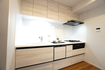 【キッチン】 | 【上質リノベ】クレアガーデン高須A棟 | ☆キッチンの特徴☆
・クリナップ社製
・アクリストンワークトップ
・浄水器一体型ハンドシャワー水栓
・一度に5人分食器洗い乾燥機
・フラットスリムレンジフード
・換気扇幕板が他の面材と同色
・勝手口