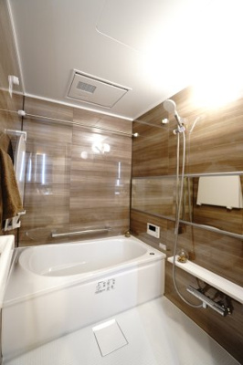 【浴室】 | 【上質リノベ】クレアガーデン高須A棟 | 【バスルーム】
TOTO社製RWシリーズは
「ゆるリラ浴槽」「カラリ床」で独自の技術によりバスタイムを
よりよく演出してくれます！
更に、浴室暖房乾燥機が標準設備！
お手入れが楽なシステムバスです。