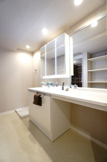 【独立洗面台】 | 【上質リノベ】クレアガーデン高須A棟 | 【コスメカウンター】
Panasonic社製！
「美ルックツインラインLED照明」は、
従来の照明より自然な肌の色に見える照明。
肌の色味を美しく引き立て、
洗面ボウルも広くメイクの時間をより素敵に。