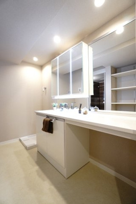 【独立洗面台】 | 【上質リノベ】クレアガーデン高須A棟 | 【コスメカウンター】
Panasonic社製！
「美ルックツインラインLED照明」は、
従来の照明より自然な肌の色に見える照明。
肌の色味を美しく引き立て、
洗面ボウルも広くメイクの時間をより素敵に。