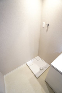 【独立洗面台】 | 【上質リノベ】クレアガーデン高須A棟 | 【パウダールーム】
嬉しい棚のあるリネンスペース。
しかも装着が楽なワンタッチ式の給水栓！
洗濯機置場はドラム式の洗濯機も入るサイズですが、
お手持ちのサイズが入るか要確認です！