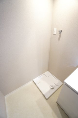 【独立洗面台】 | 【上質リノベ】クレアガーデン高須A棟 | 【パウダールーム】
嬉しい棚のあるリネンスペース。
しかも装着が楽なワンタッチ式の給水栓！
洗濯機置場はドラム式の洗濯機も入るサイズですが、
お手持ちのサイズが入るか要確認です！