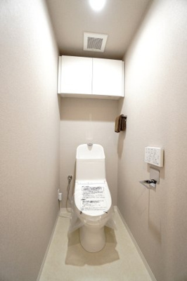 【トイレ】 | 【上質リノベ】クレアガーデン高須A棟 | 【レストルーム】
TOTO社製！きれいをまもるせいけつトイレ！
お掃除はサッとひとふきで完了！
少ない水で、汚れをしっかり洗い流します。
手洗い機能付きなので、もしもの時も慌てない！
キャビネット付！