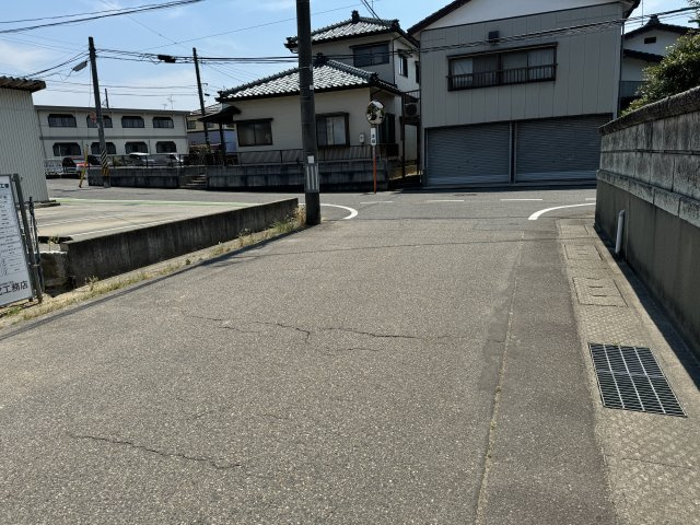石山3丁目　1号棟　新築戸建の前面道路含む現地写真
