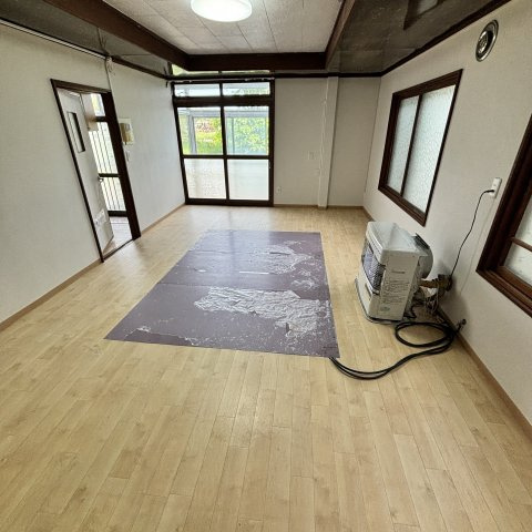 室蘭市高砂町1丁目5-16戸建の居間・リビング