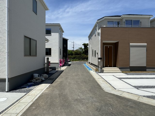 八潮市緑町１丁目新築戸建（緑町第６）の前面道路含む現地写真|東側前面道路