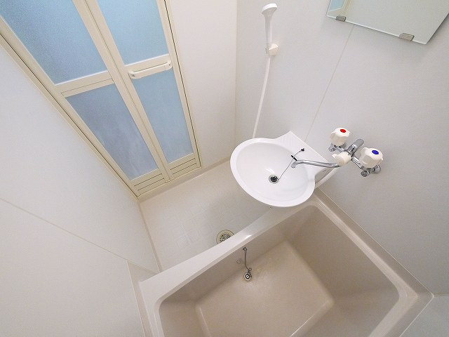 レオパレスＭａｒｊｏｒａｍの浴室|落ち着いた空間のお風呂です