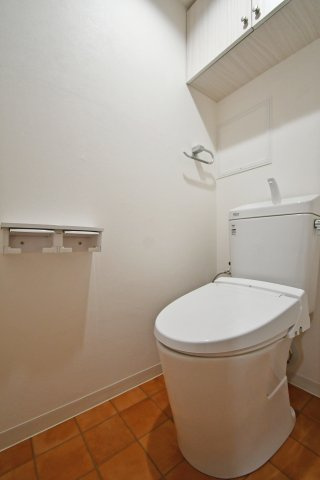 ネオステージ大宮のトイレ|温水洗浄機能付トイレ： 天井が高く圧迫感の少ないスペースです。備品を沢山収納出来る収納棚もGOODポイント。
■『物件を今日見てみたい』など当日のご案内も近隣・同条件の物件もまとめてご紹介も可能です。