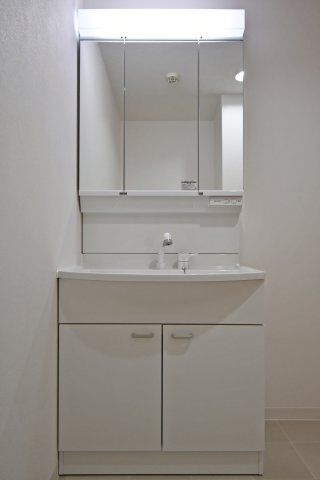 ネオステージ大宮の独立洗面台|収納豊富な三面鏡のワイドタイプの洗面化粧台です。歯ブラシやコップ、ドライヤーなど、ごちゃつきやすい物もスッキリ収納出来ます。シャワー付きで、忙しい朝もささっと朝シャン・ヘアセットできます。