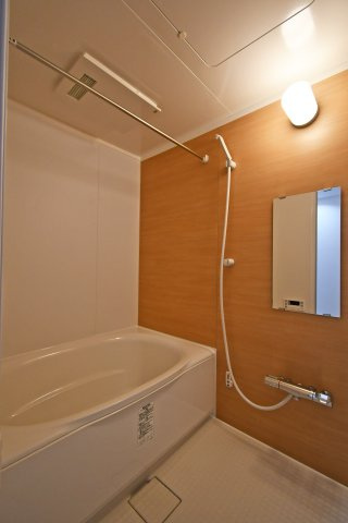 ネオステージ大宮の浴室|リフォームで新しくいに生まれ変わった清潔感のあるバスルームは日常から解放できる癒しの空間となります。浴室乾燥暖房機付きで、雨の日のお洗濯や寒い日の入浴前もヒートショックを起こさず安心です。