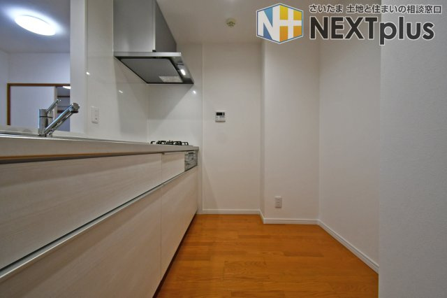 ネオステージ大宮のキッチン|2人並んでもゆとりあるゆったりスペース。対面キッチンでお料理中の奥様もリビングのご家族と会話がより弾みます。