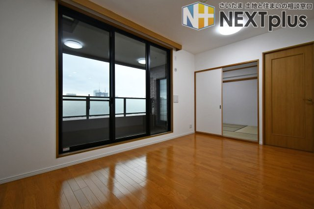 ネオステージ大宮の居間・リビング|12帖　LDK：南東向きの窓から、明るく柔らかい光がたっぷりリビングを包み込みます。お家時間も楽しくなるご家族が自然と集まる憩いの空間です。