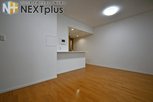 ネオステージ大宮の居間・リビング|12帖　LDK：リフォームで綺麗な室内に生まれ変わりました。キッチンでお料理中の奥様もリビングでくつろぐご主人様もお子様も一つの空間で一家団欒を過ごせます。