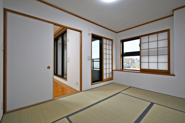 ネオステージ大宮の和室|6帖　和室：ご家族、ゲストの寝室の他、リビング続き間でキッチンからも見えますので、お子様の遊び場、お昼寝スペースにも重宝します。収納も大きくお洋服もすっきり片付きます。