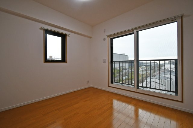 ネオステージ大宮の洋室|6帖　洋室①：クローゼット付。ダブルベッドを置いてもゆとりがあり、ご夫婦の主寝室としてご利用下さい。