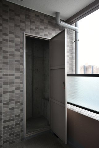ネオステージ大宮の収納|バルコニーにトランクルームがあり、ベビーカーやゴルフバッグの保管場所に。
■『物件を今日見てみたい』など、当日のご案内も可能です。 近隣・同条件などの物件もまとめてご紹介も可能です。