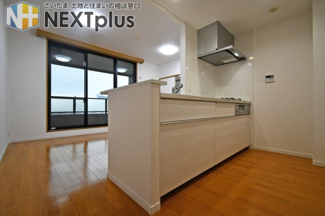 ネオステージ大宮のキッチン|清潔感のある明るいシステムキッチン。 対面キッチンなので、お料理中の奥様もリビングのご家族と会話が弾みます。