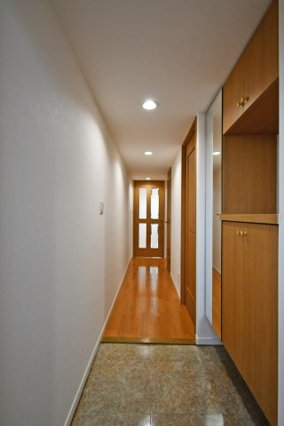 ネオステージ大宮の玄関|リフォームで清潔感あふれる玄関ホールです。シューズボックスがあり、ご家族の靴をスッキリ収納出来ます。玄関照明は人感センサーオートライトを採用。夜の帰宅時も自動で明るくお出迎えします。