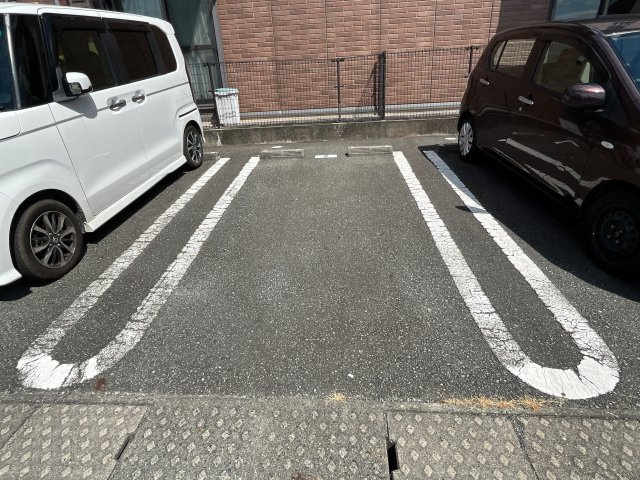 サニーコート別所の駐車場
