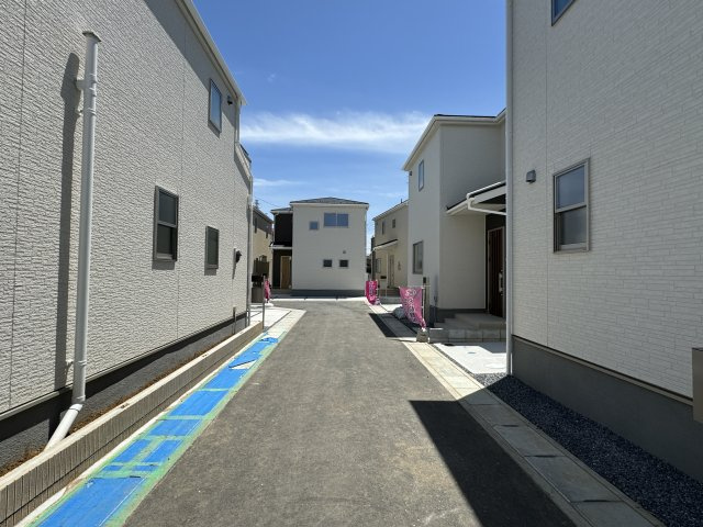 八潮市緑町１丁目新築戸建（緑町第６）の前面道路含む現地写真|東側前面道路