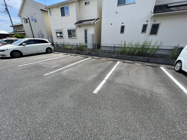 セジュール町坪の駐車場