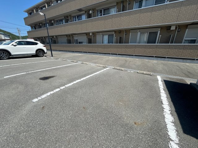セジュール町坪の駐車場